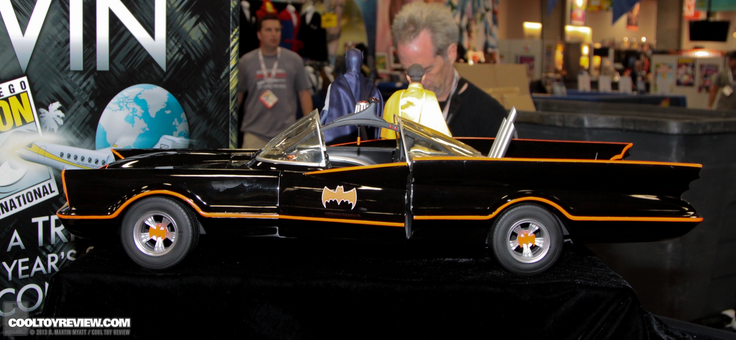 Hot Toys Batman '66 Batmobile