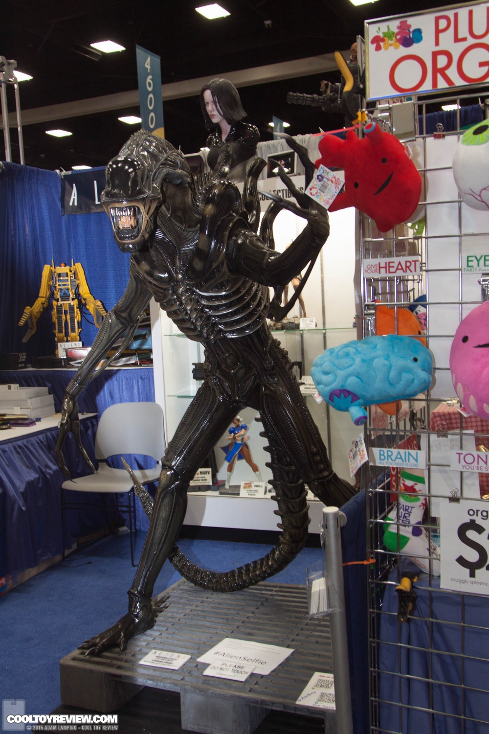 san-diego-comic-con-2015-hollywood-collectibles-group-020.jpg