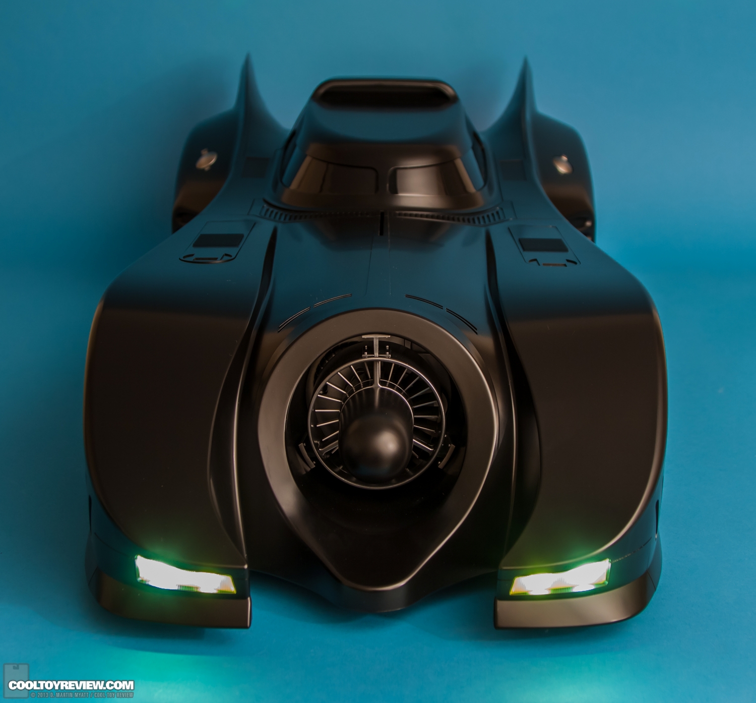 Batman-1989-Burton-Batmobile-Hot-Toys-005.jpg
