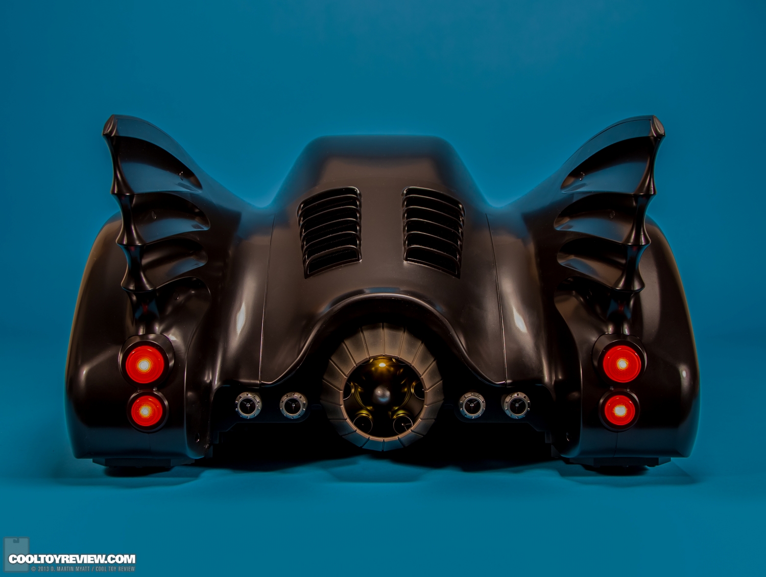 Batman-1989-Burton-Batmobile-Hot-Toys-007.jpg