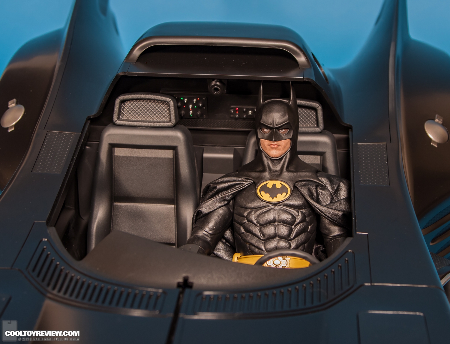Batman-1989-Burton-Batmobile-Hot-Toys-042.jpg