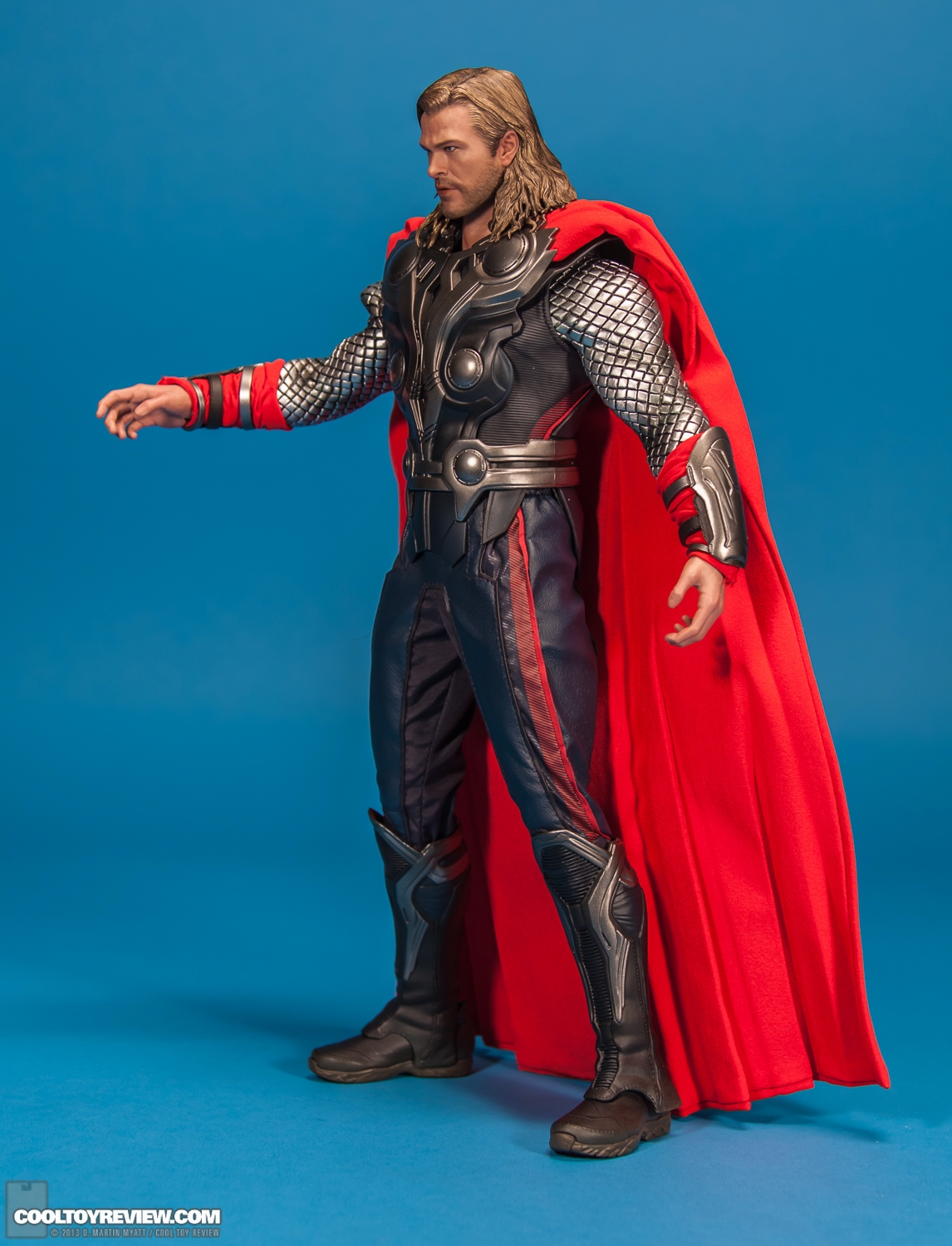 Hot_Toys_Thor_Avengers_Movie_Masterpiece_Series-10.jpg