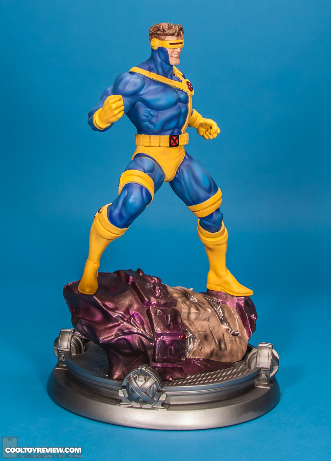 Cyclops_X-Men_Fine_Art_Statue_Kotobukiya-02.jpg