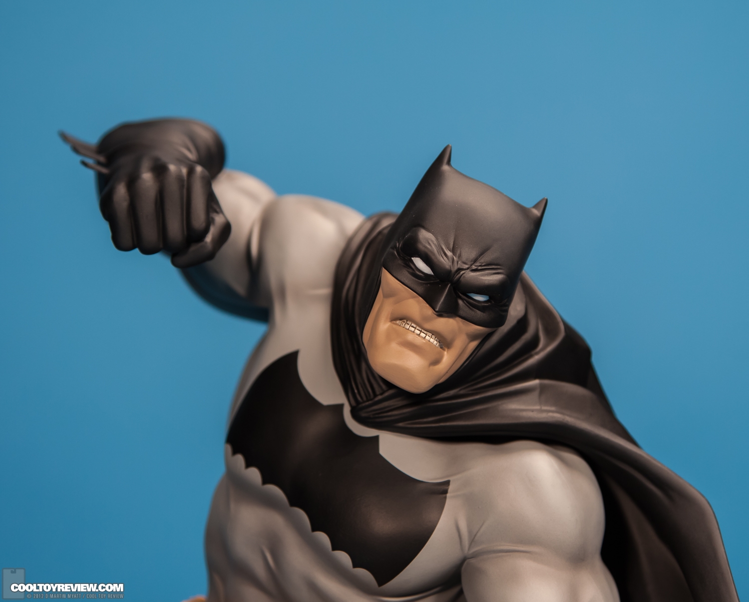 Hunt_The_Dark_Knight_Batman_ARTFX_Kotobukiya-05.jpg