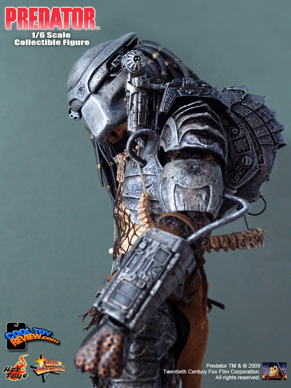 Predator 1/6th scale The original Predator  Movie Masterpiece figure by Hot Toys