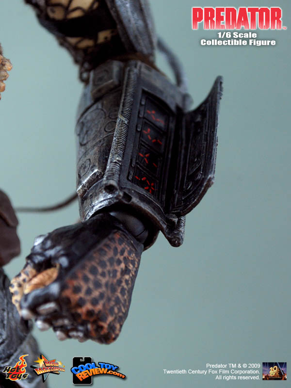 Predator 1/6th scale The original Predator  Movie Masterpiece figure by Hot Toys