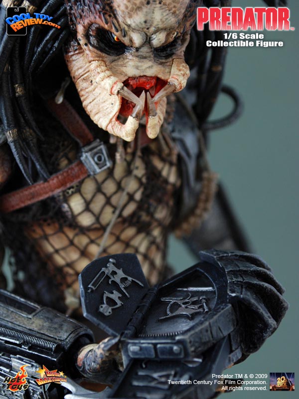 Predator 1/6th scale The original Predator  Movie Masterpiece figure by Hot Toys