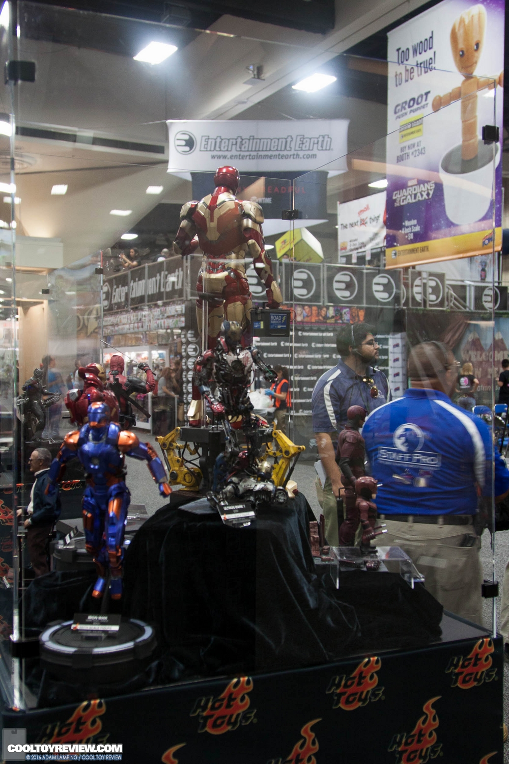 san-diego-comic-con-hot-toys-booth-004.jpg