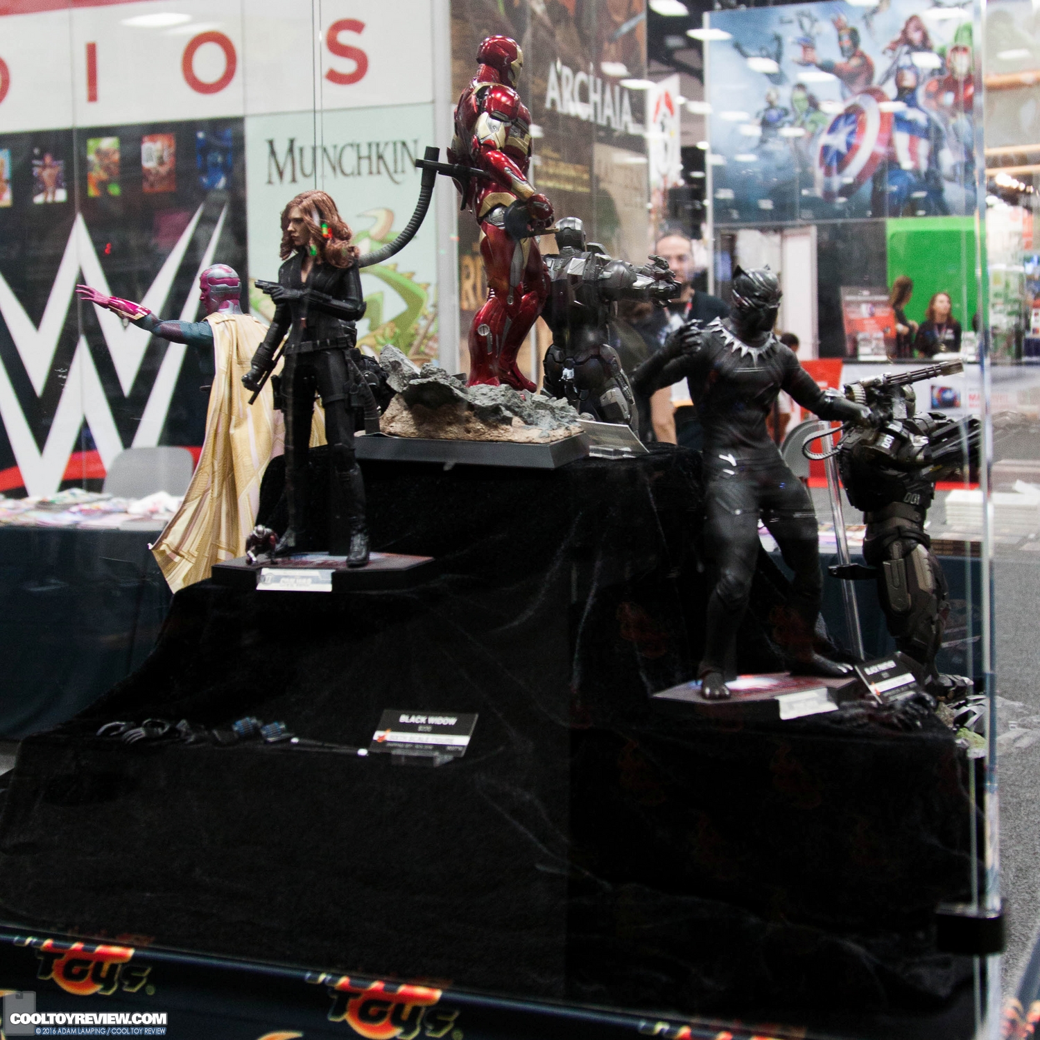 san-diego-comic-con-hot-toys-booth-032.jpg