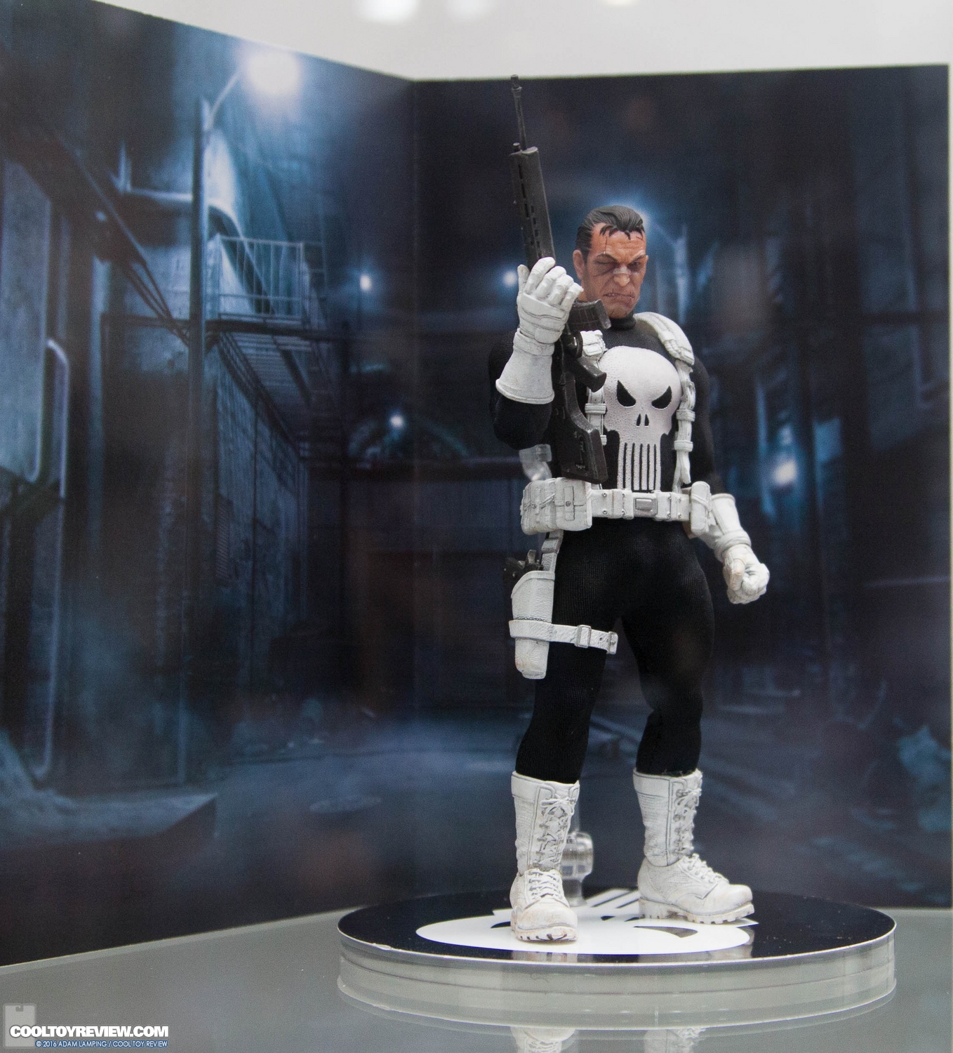 san-diego-comic-con-mezco-toyz-booth-015.jpg