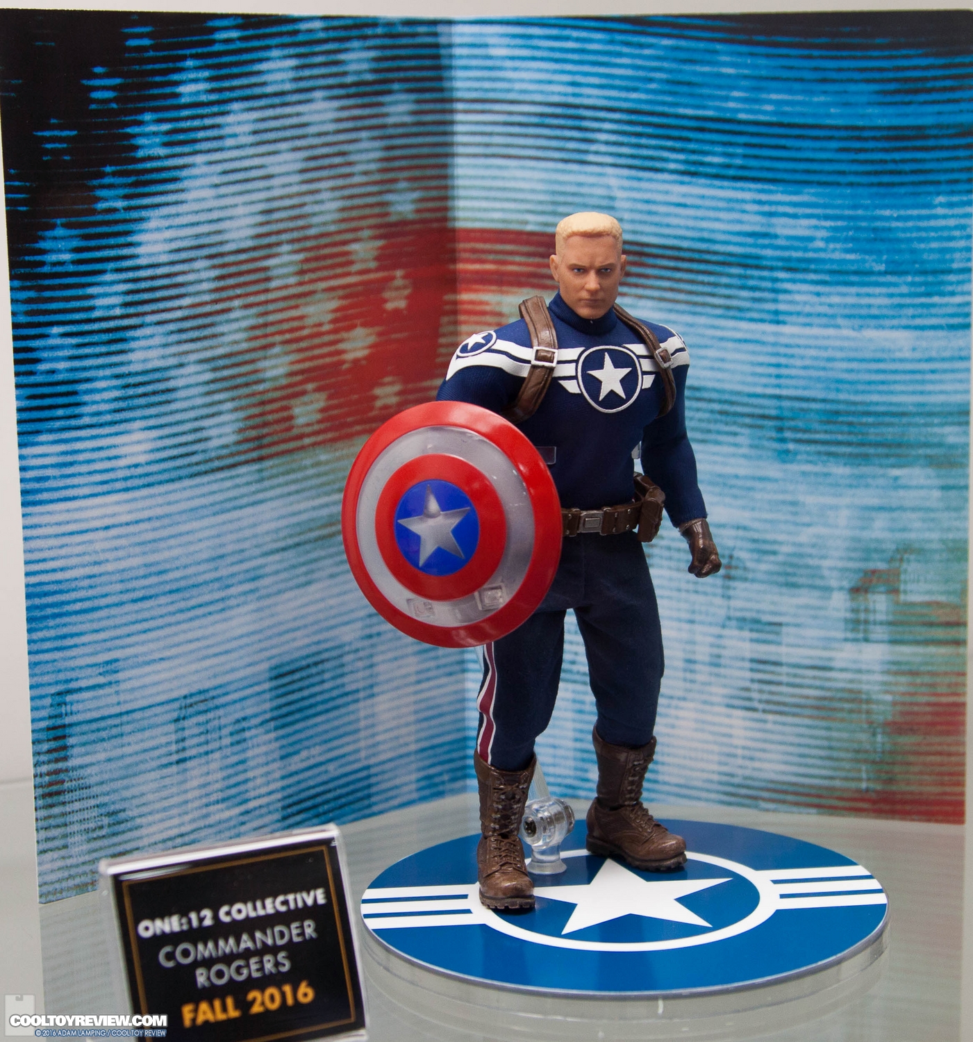 san-diego-comic-con-mezco-toyz-booth-022.jpg