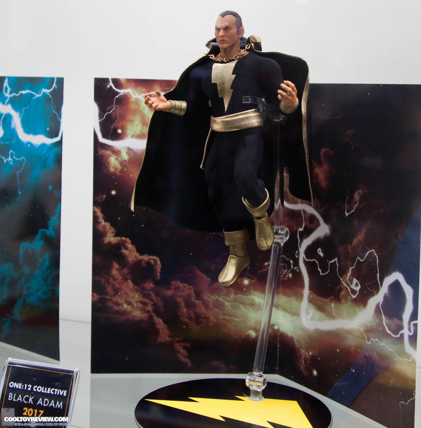 san-diego-comic-con-mezco-toyz-booth-049.jpg