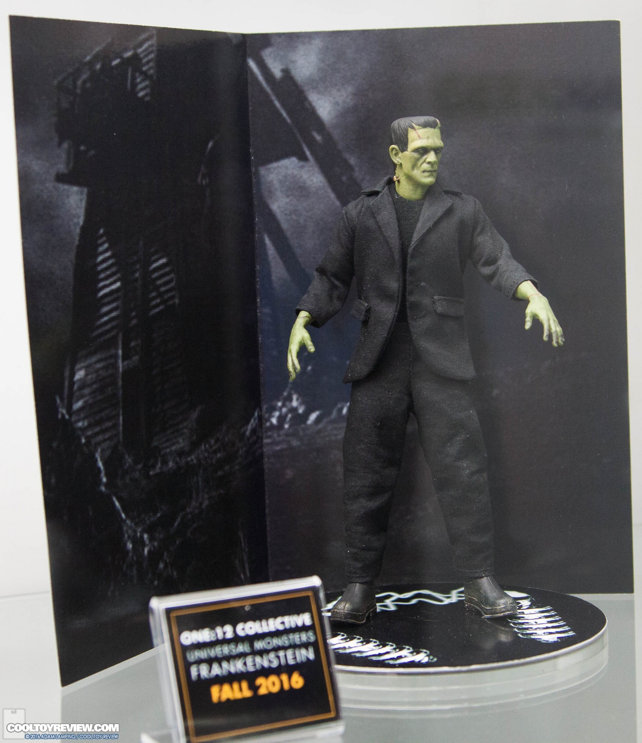 san-diego-comic-con-mezco-toyz-booth-100.jpg