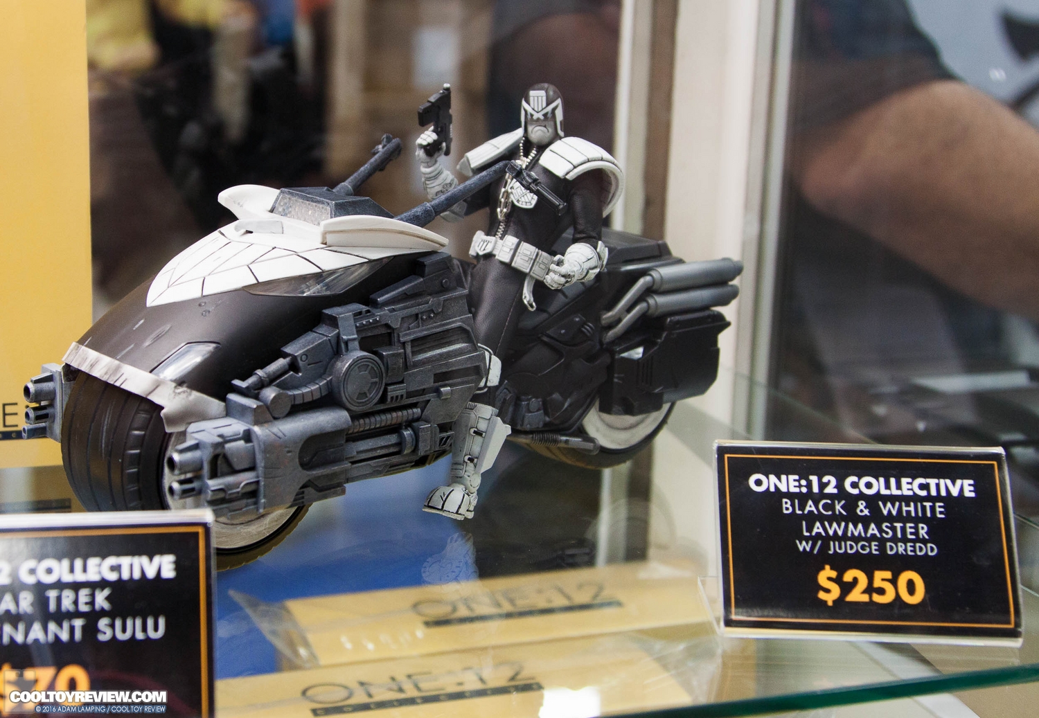 san-diego-comic-con-mezco-toyz-booth-142.jpg