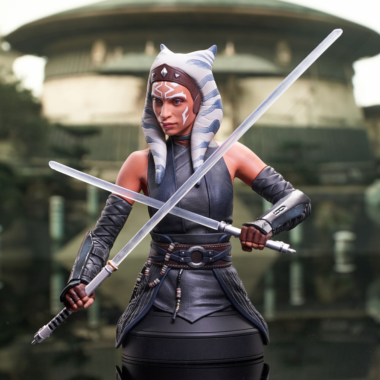 Mando_Ahsoka_Bust_02__76984.1631134428.jpg