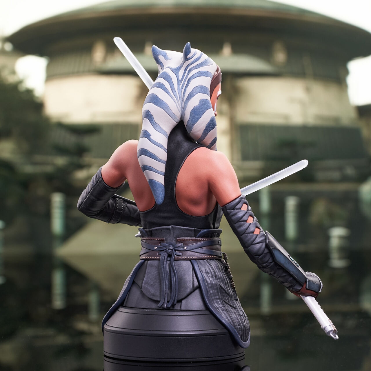 Mando_Ahsoka_Bust_05__70094.1631134431.jpg