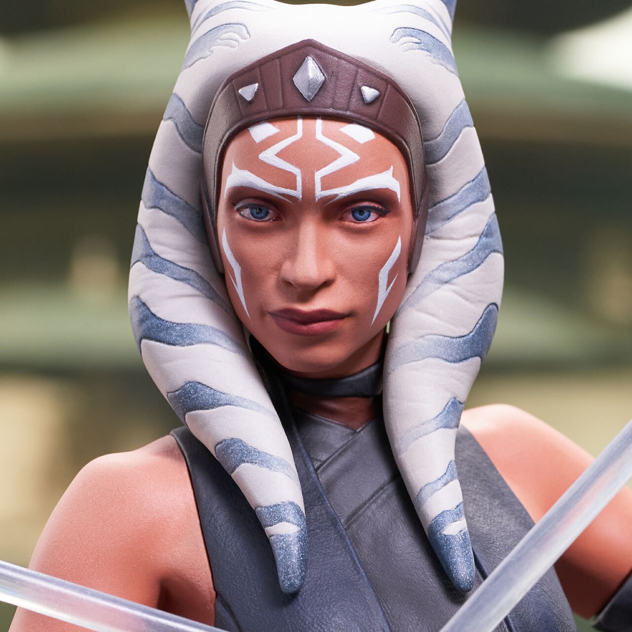 Mando_Ahsoka_Bust_07__47180.1631134438.jpg