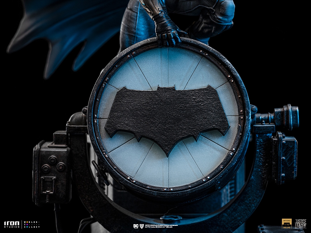 ZSJL-Batman-on-Batsignal-DLX-Art-Scale-1-10-08-low.jpg