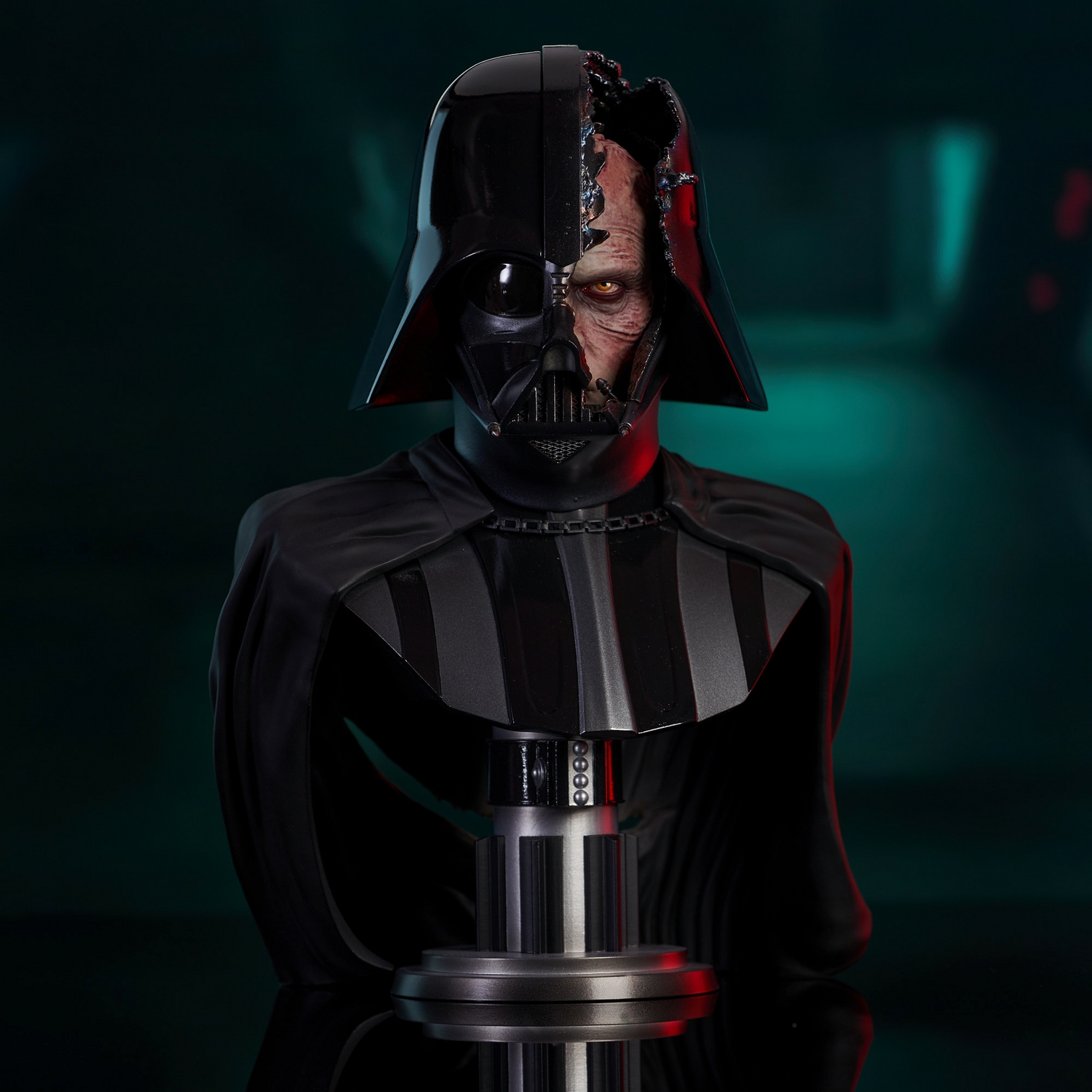 SW_BrokenHelmetVader_L3D_01.jpg