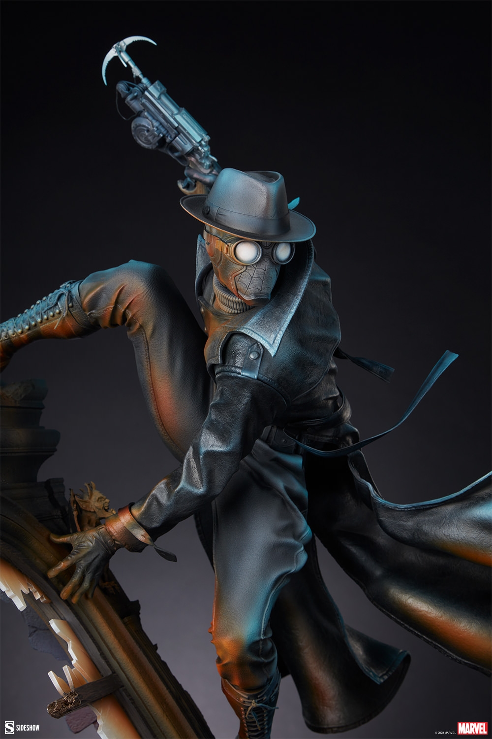 spider-man-noir-premium-format-figure_marvel_gallery_64382fbca098b.jpg