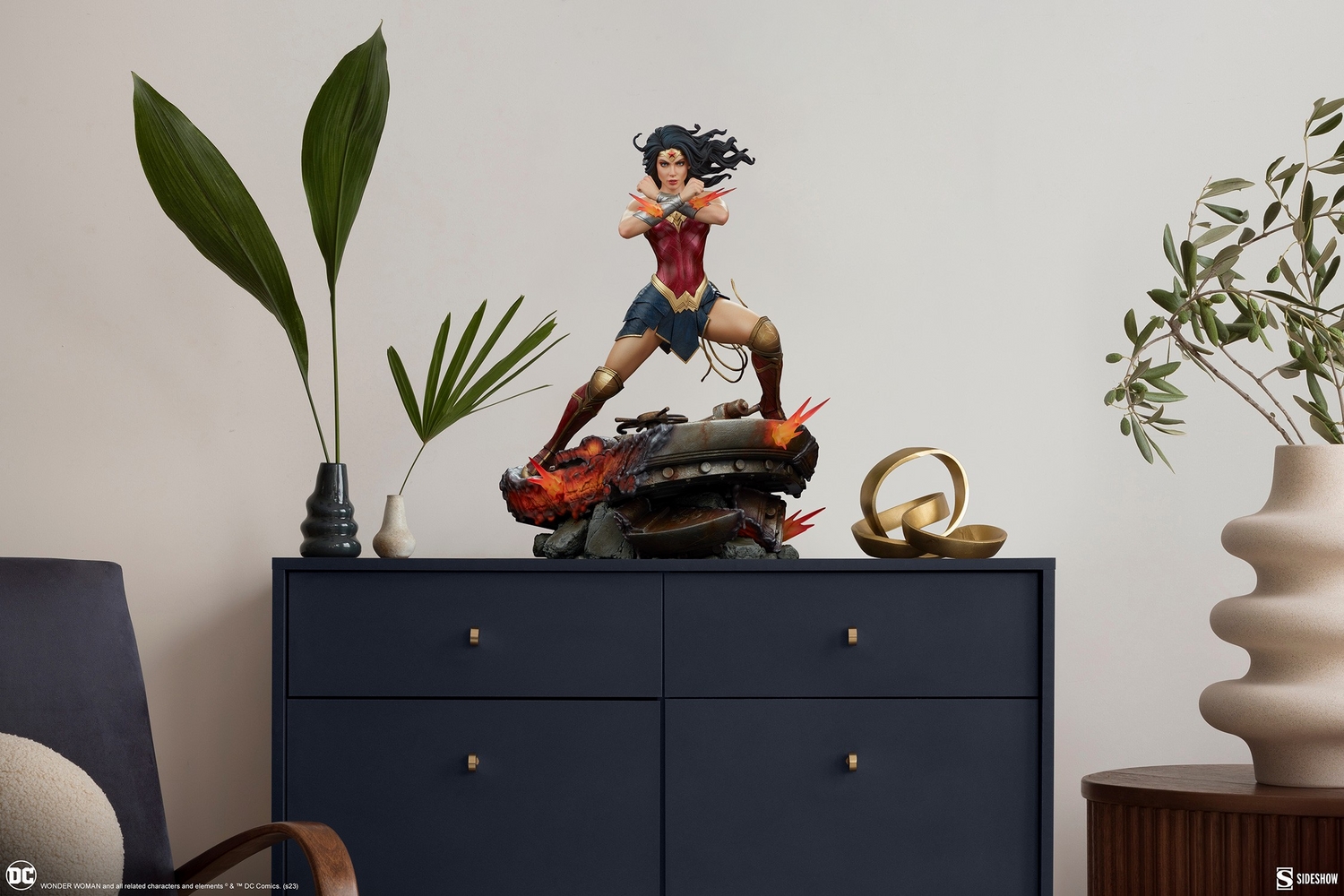 wonder-woman-saving-the-day-premium-format-figure_dc-comics_gallery_648bb2e7b7278.jpg