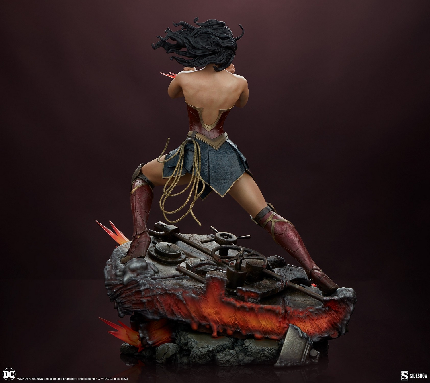 wonder-woman-saving-the-day-premium-format-figure_dc-comics_gallery_648bb2eaf35e8.jpg