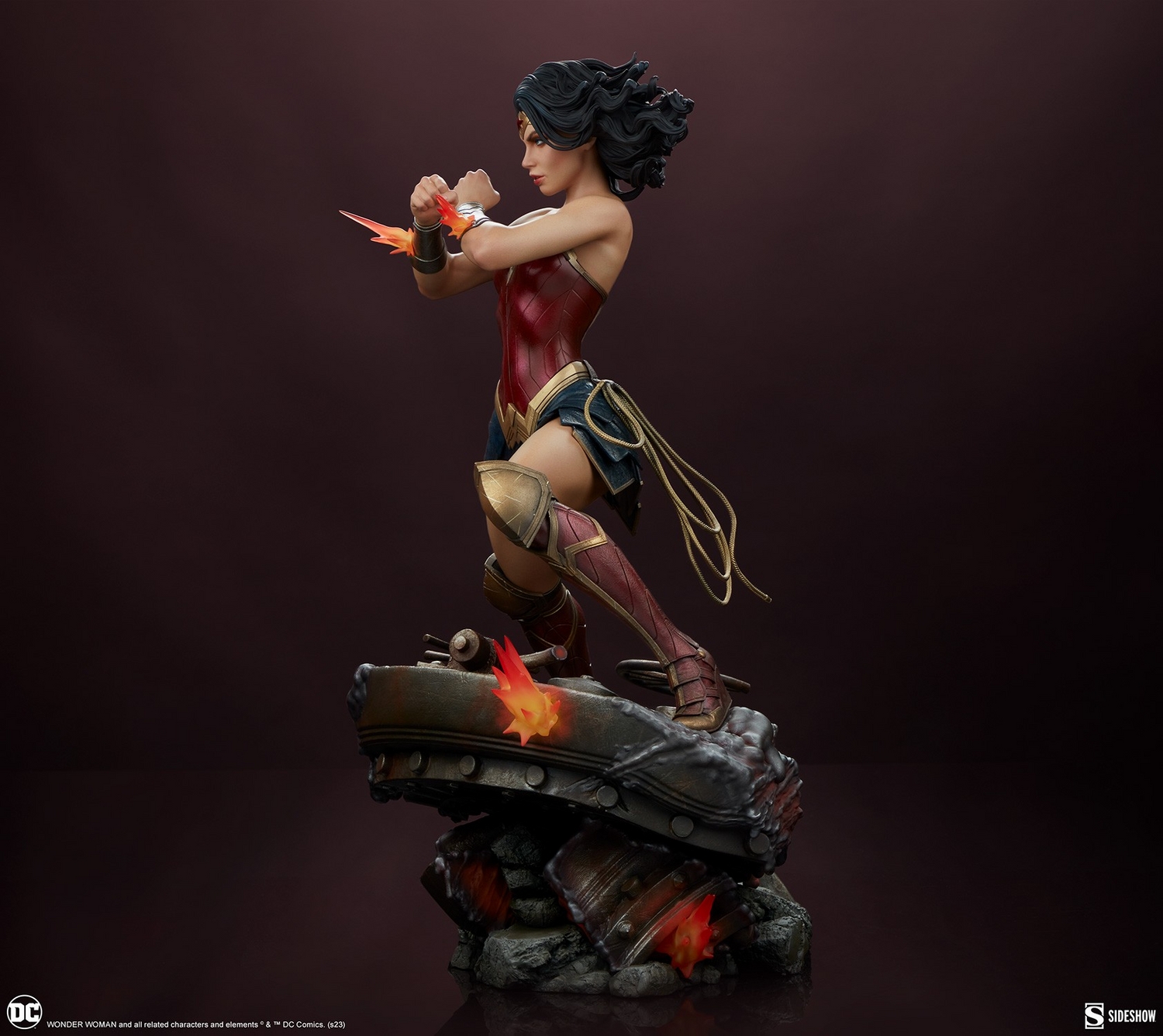 wonder-woman-saving-the-day-premium-format-figure_dc-comics_gallery_648bb2eb80e66.jpg