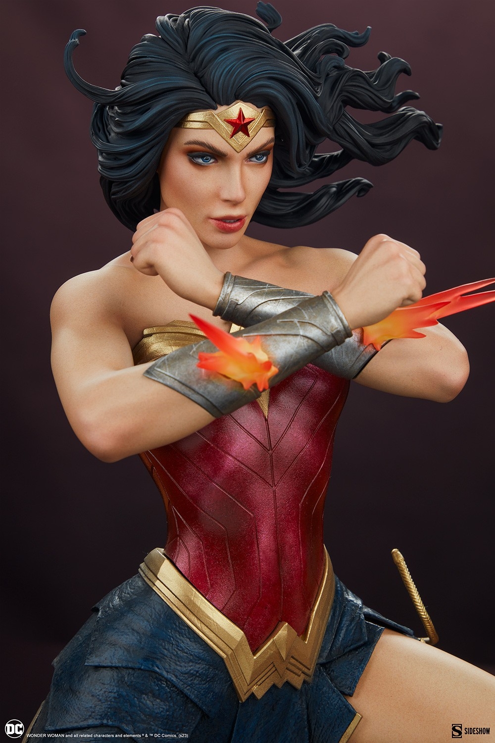 wonder-woman-saving-the-day-premium-format-figure_dc-comics_gallery_648bb2ed112fa.jpg