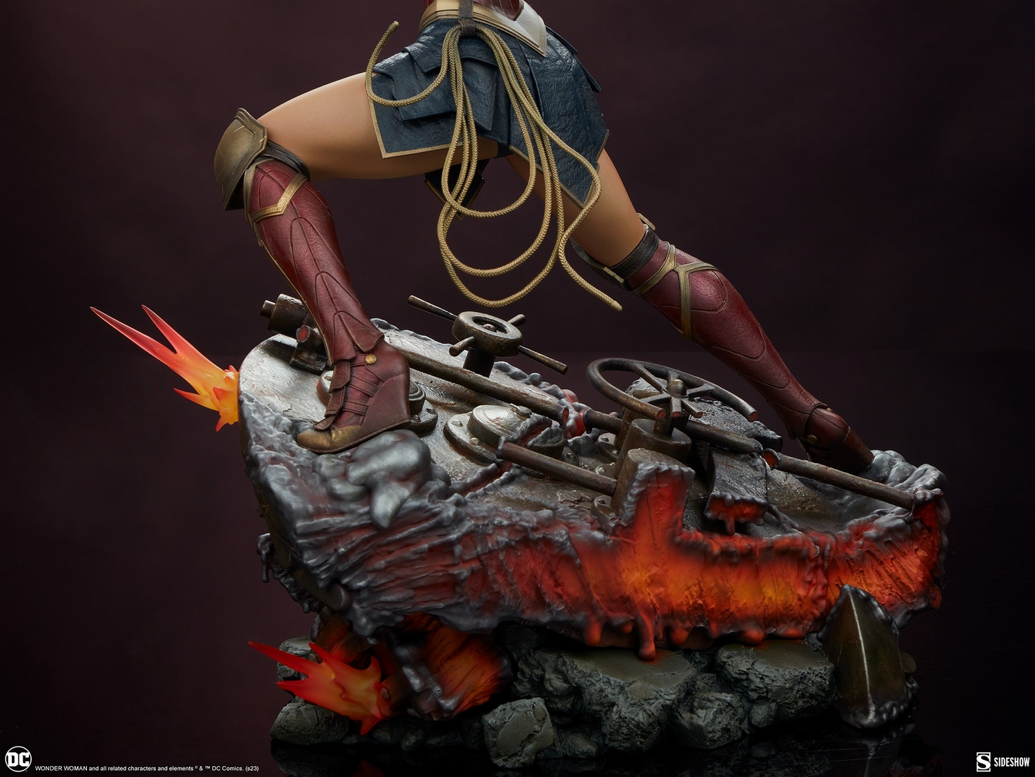 wonder-woman-saving-the-day-premium-format-figure_dc-comics_gallery_648bb2ee22701.jpg
