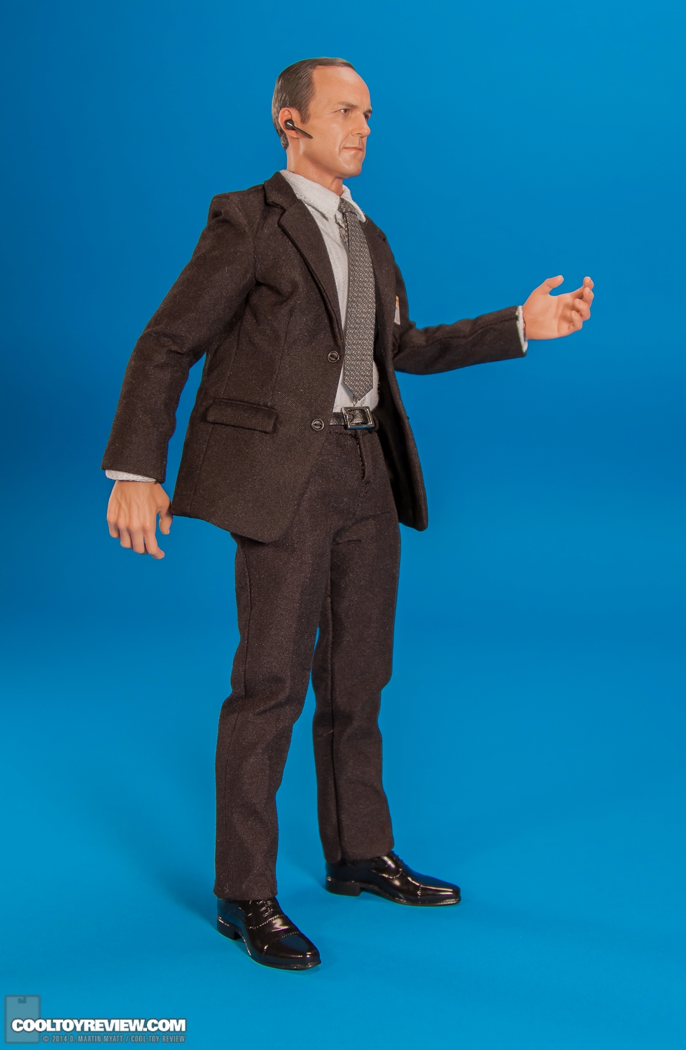 Agent-Phil-Coulson-Avengers-MMS-189-Hot-Toys-002.jpg