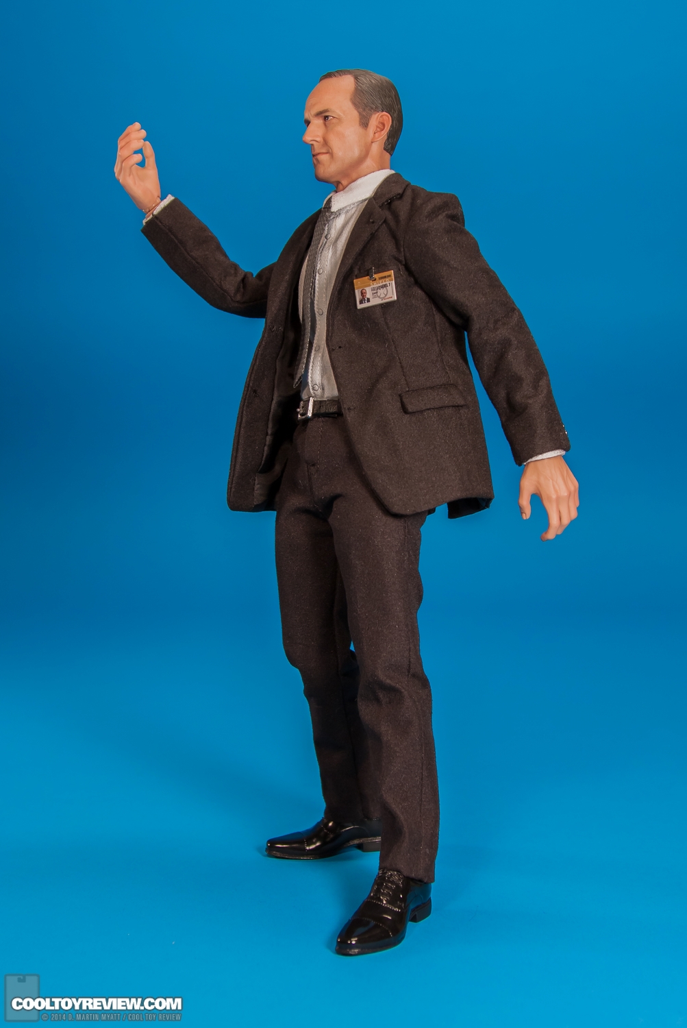Agent-Phil-Coulson-Avengers-MMS-189-Hot-Toys-003.jpg