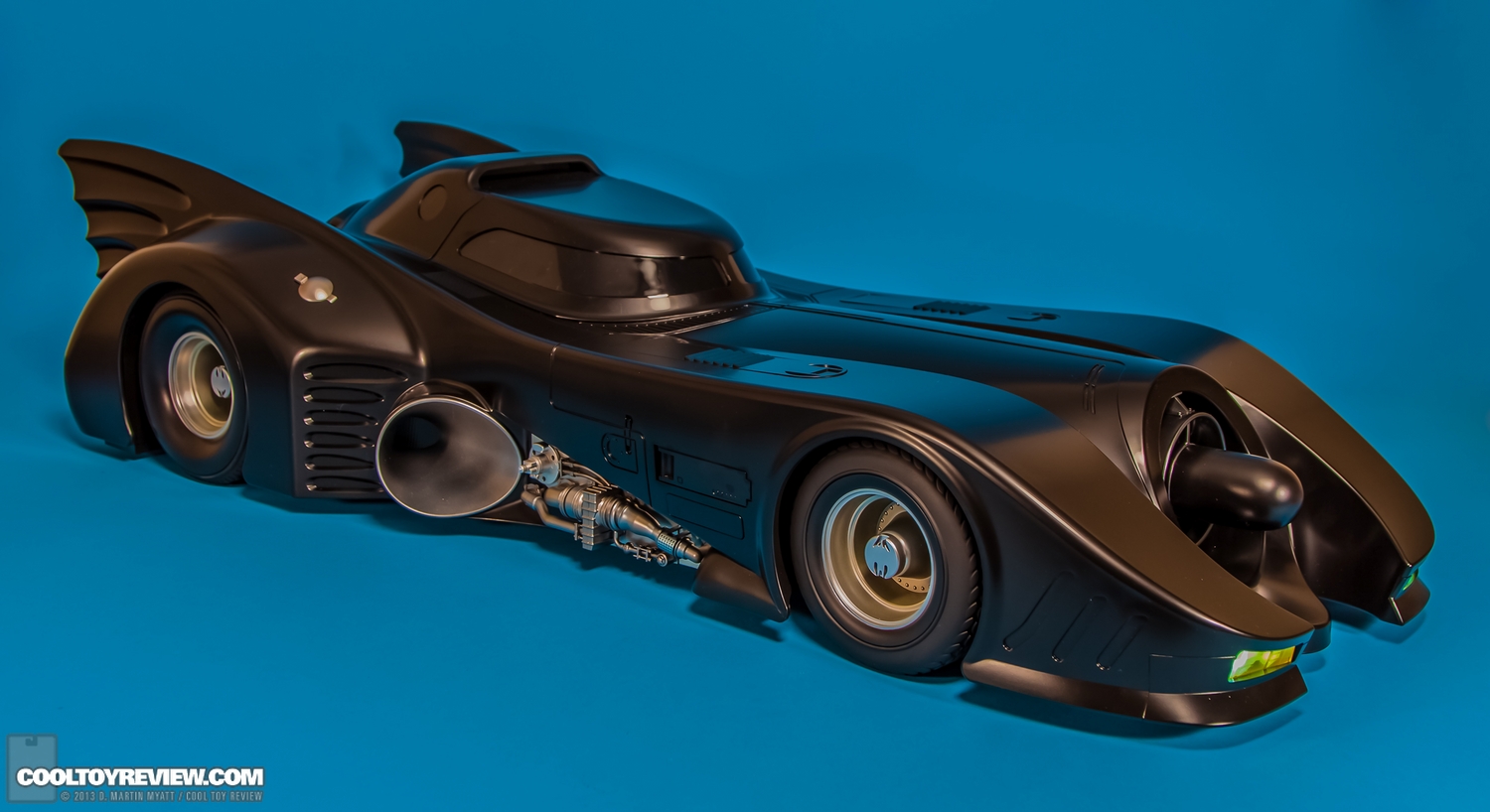 Batman-1989-Burton-Batmobile-Hot-Toys-002.jpg