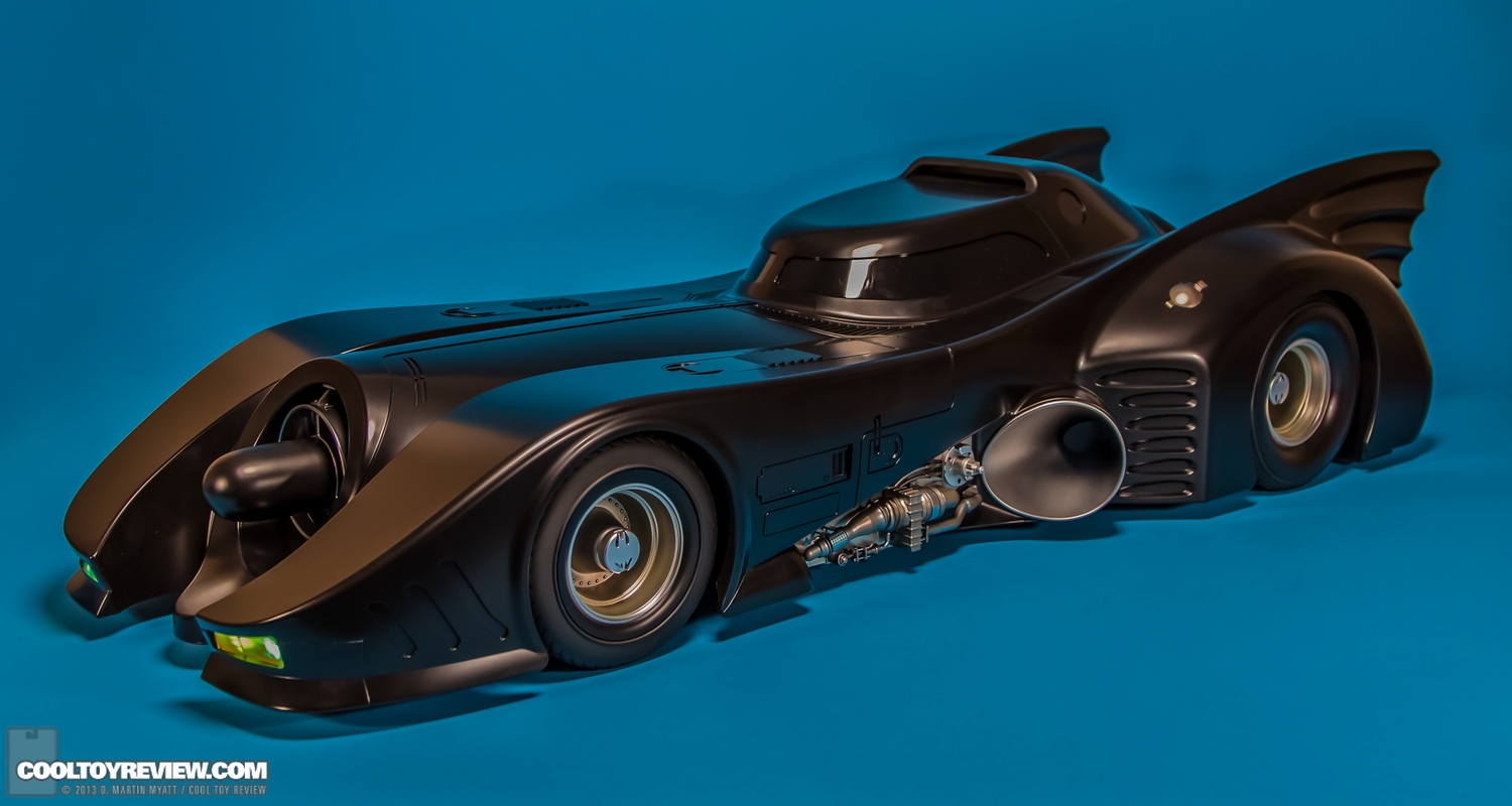 Batman-1989-Burton-Batmobile-Hot-Toys-003.jpg