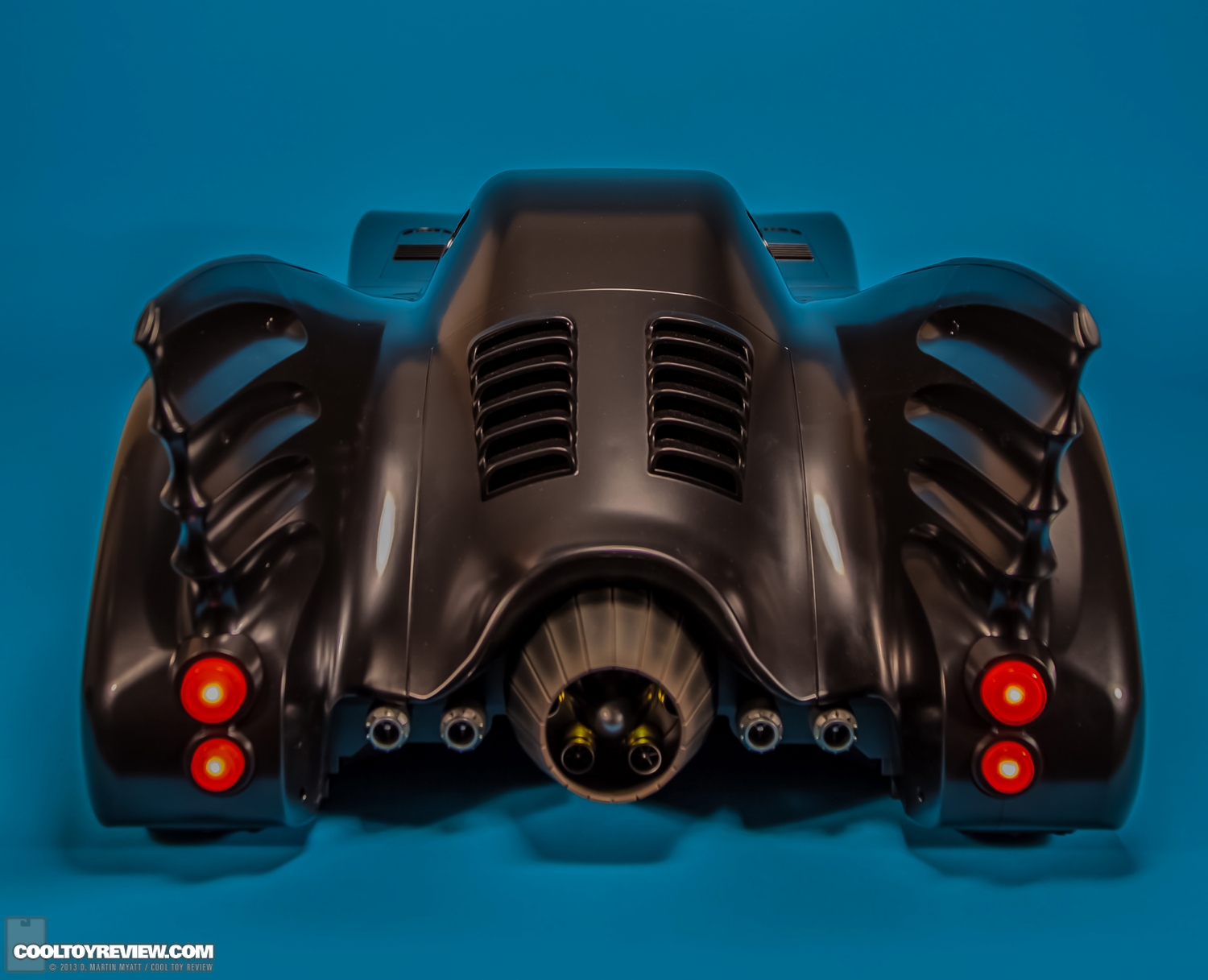 Batman-1989-Burton-Batmobile-Hot-Toys-004.jpg
