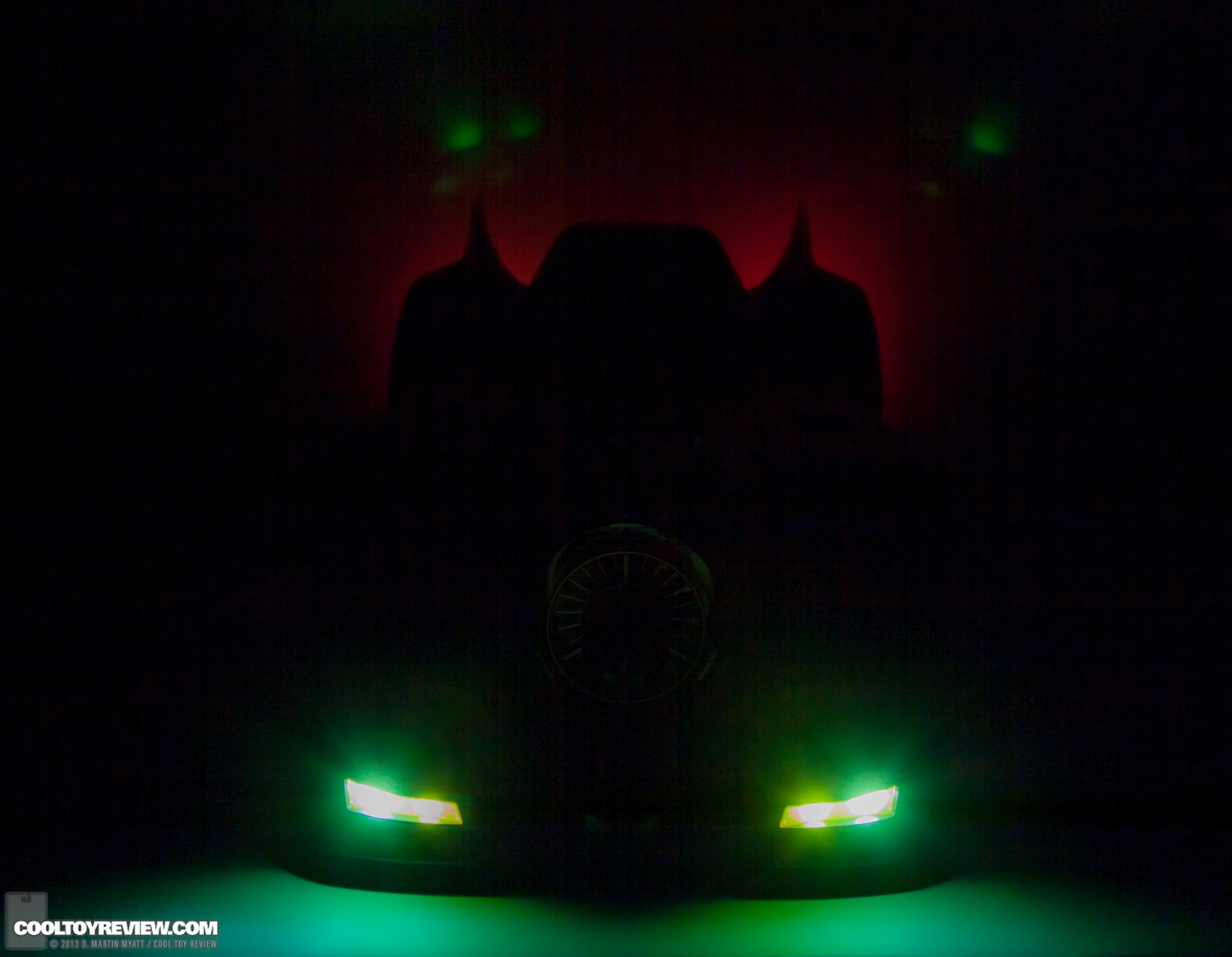Batman-1989-Burton-Batmobile-Hot-Toys-006.jpg