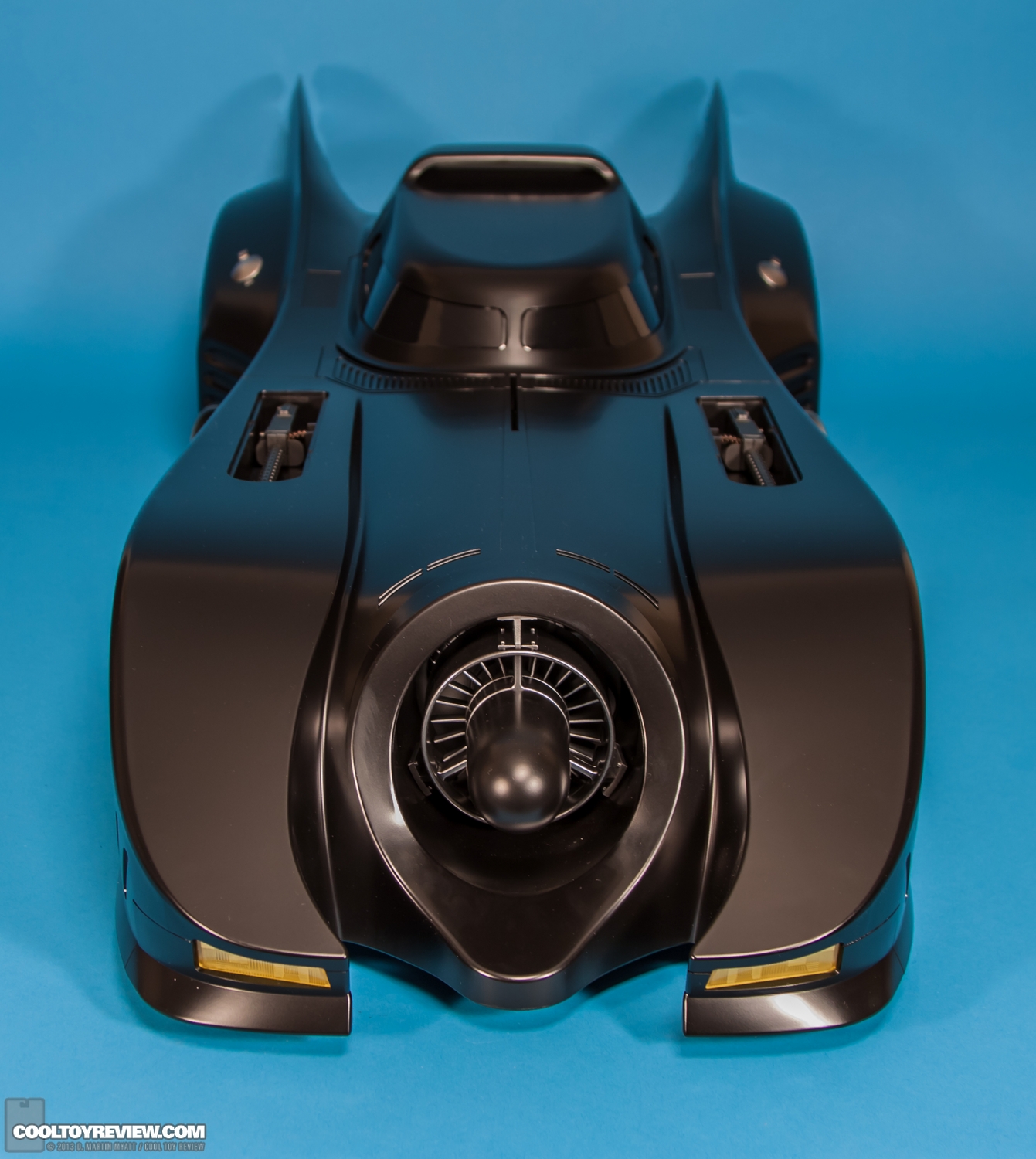 Batman-1989-Burton-Batmobile-Hot-Toys-016.jpg