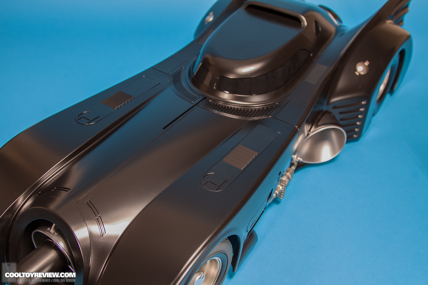 Batman-1989-Burton-Batmobile-Hot-Toys-027.jpg