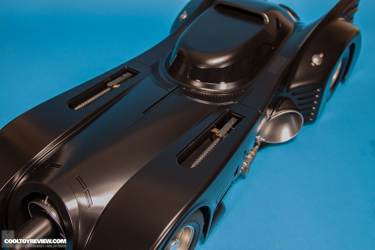 Batman-1989-Burton-Batmobile-Hot-Toys-028.jpg