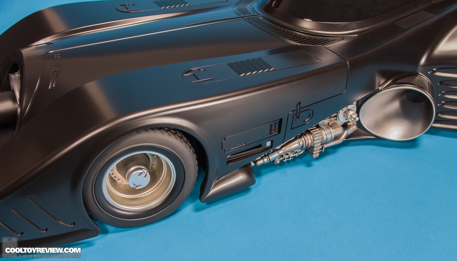 Batman-1989-Burton-Batmobile-Hot-Toys-030.jpg