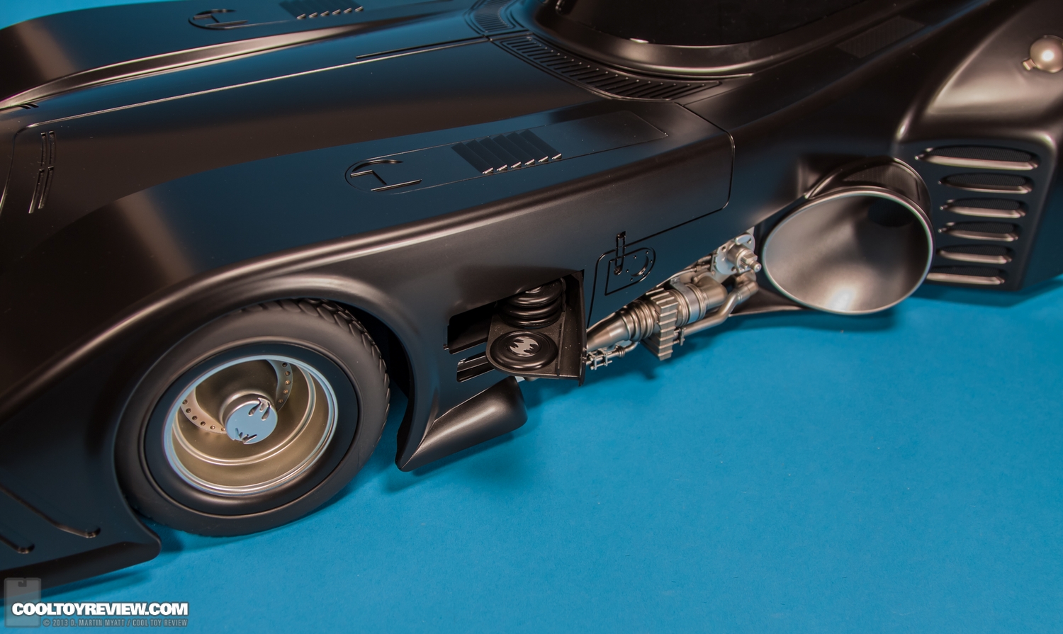 Batman-1989-Burton-Batmobile-Hot-Toys-031.jpg