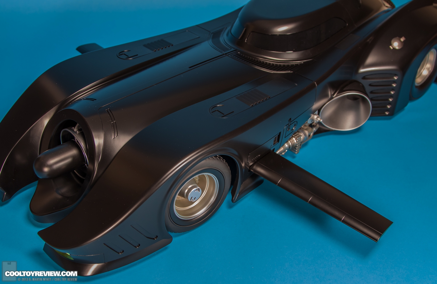 Batman-1989-Burton-Batmobile-Hot-Toys-033.jpg