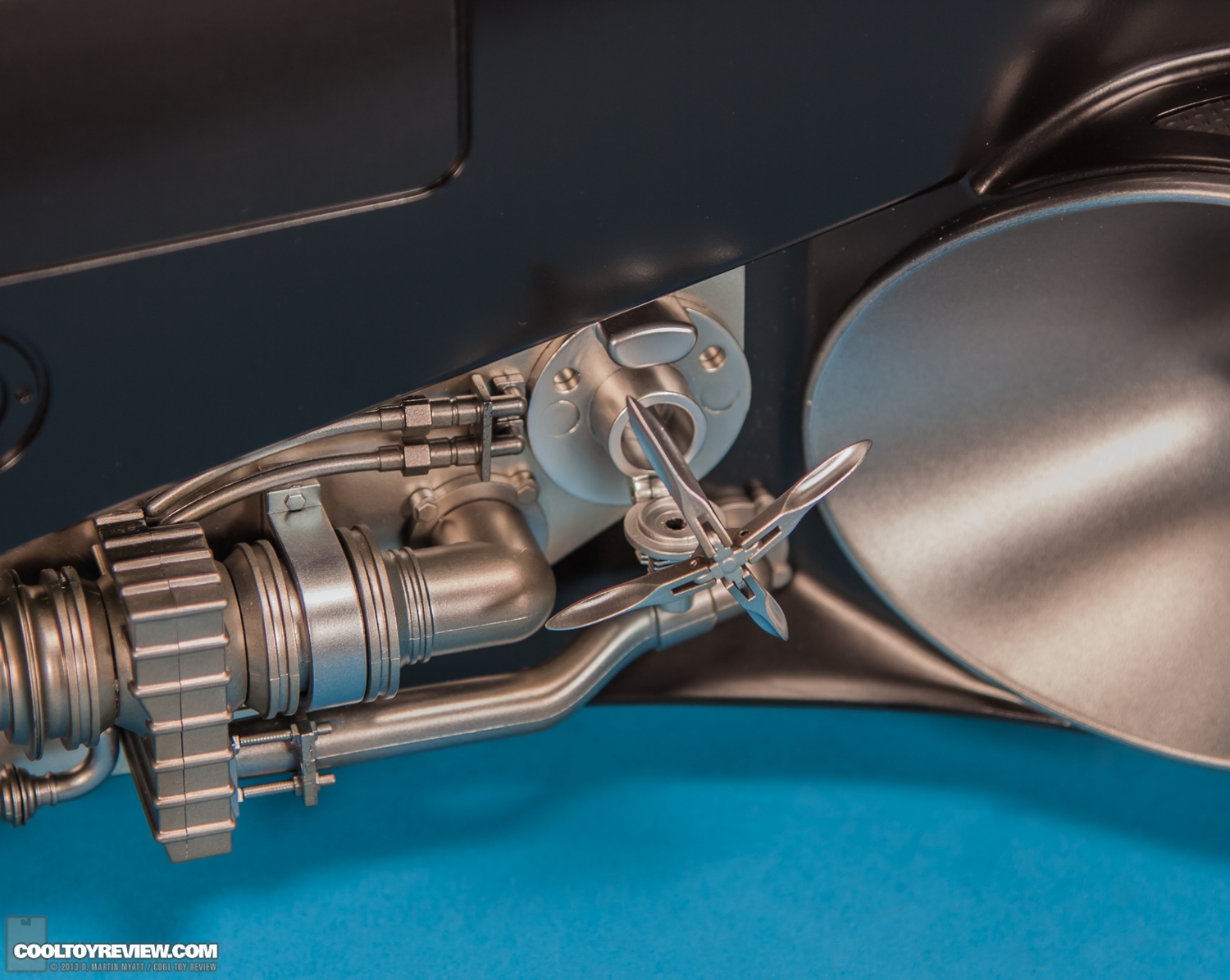 Batman-1989-Burton-Batmobile-Hot-Toys-036.jpg