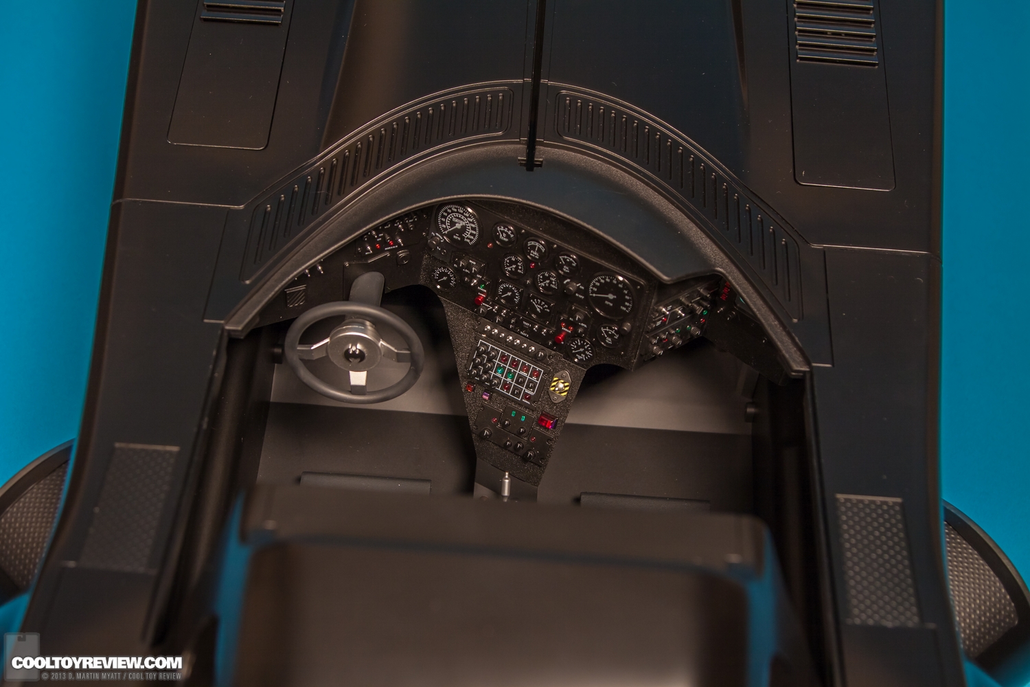 Batman-1989-Burton-Batmobile-Hot-Toys-043.jpg