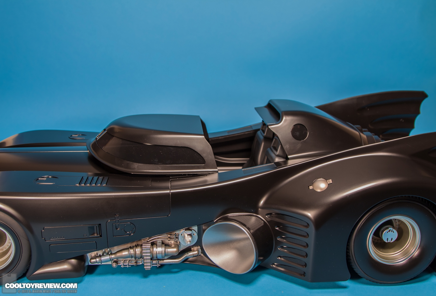 Batman-1989-Burton-Batmobile-Hot-Toys-044.jpg