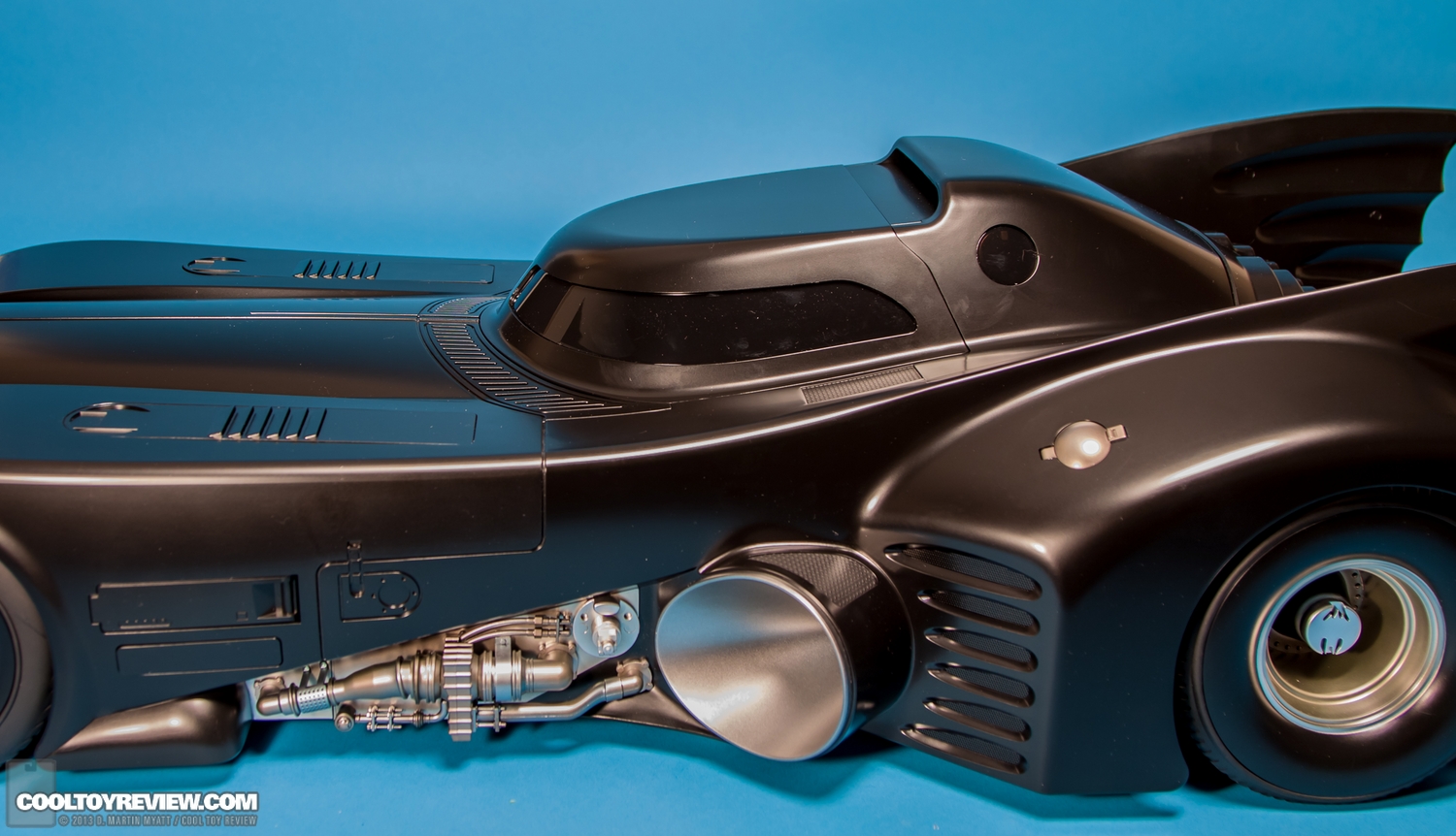Batman-1989-Burton-Batmobile-Hot-Toys-045.jpg