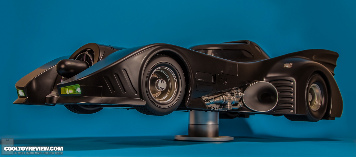 Batman-1989-Burton-Batmobile-Hot-Toys-048.jpg