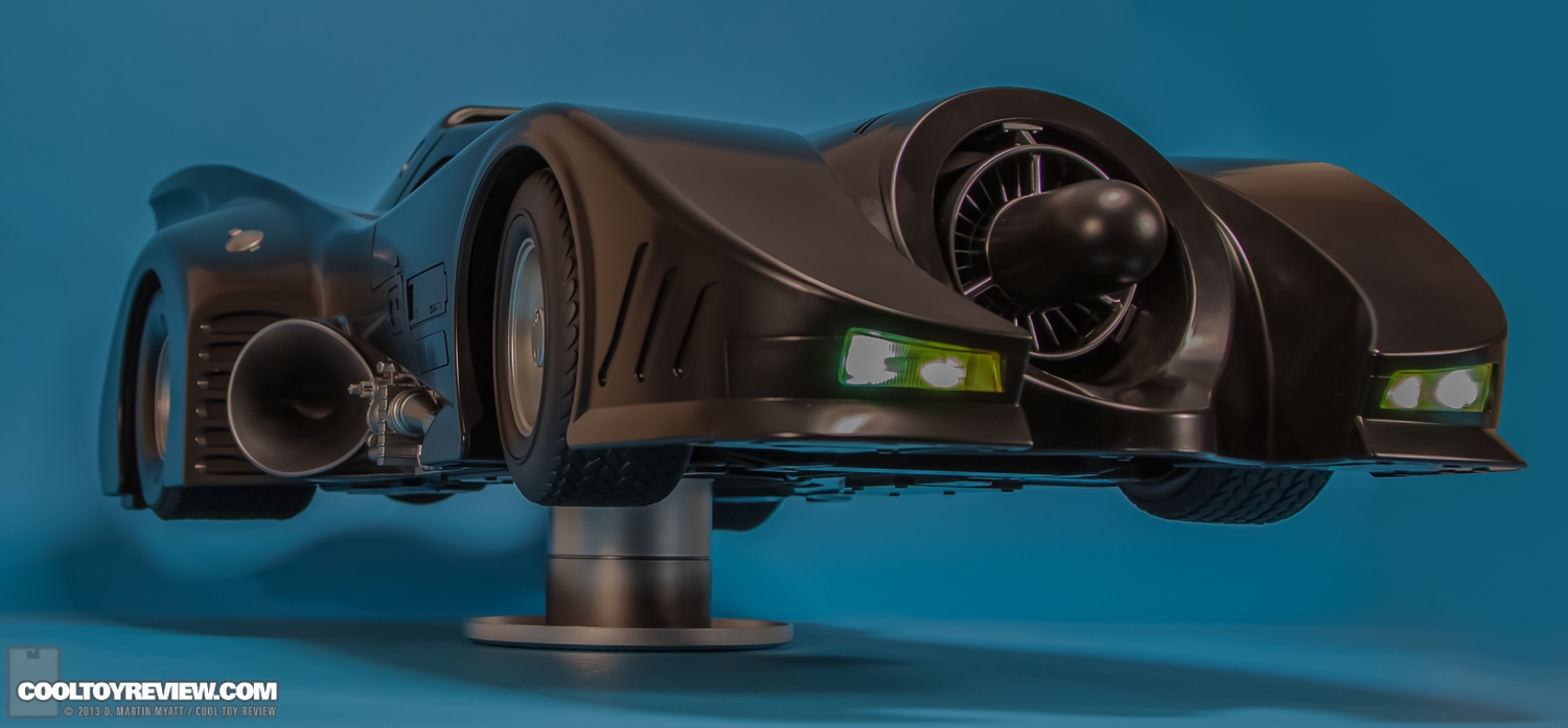 Batman-1989-Burton-Batmobile-Hot-Toys-050.jpg