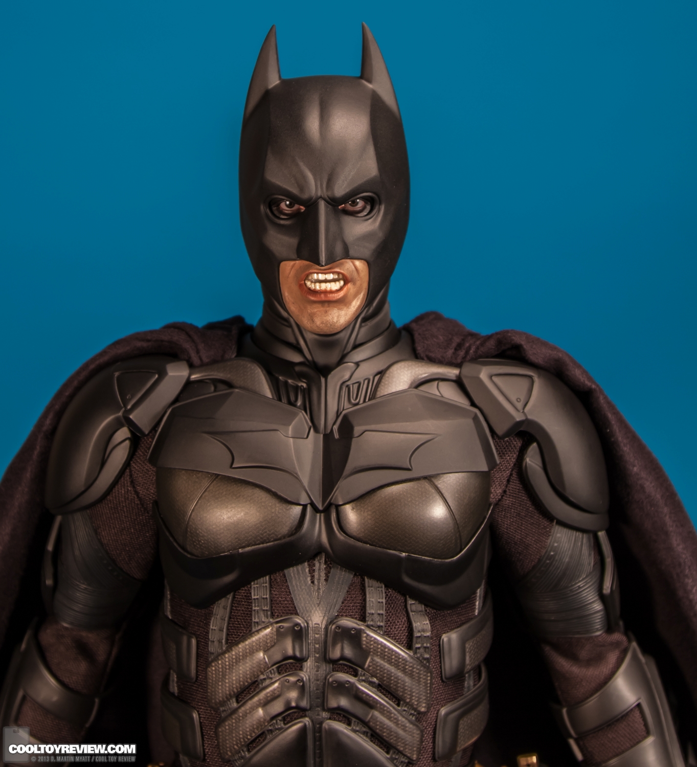 Batman-QS001-Quarter-Scale-Figure-Hot-Toys-009.jpg