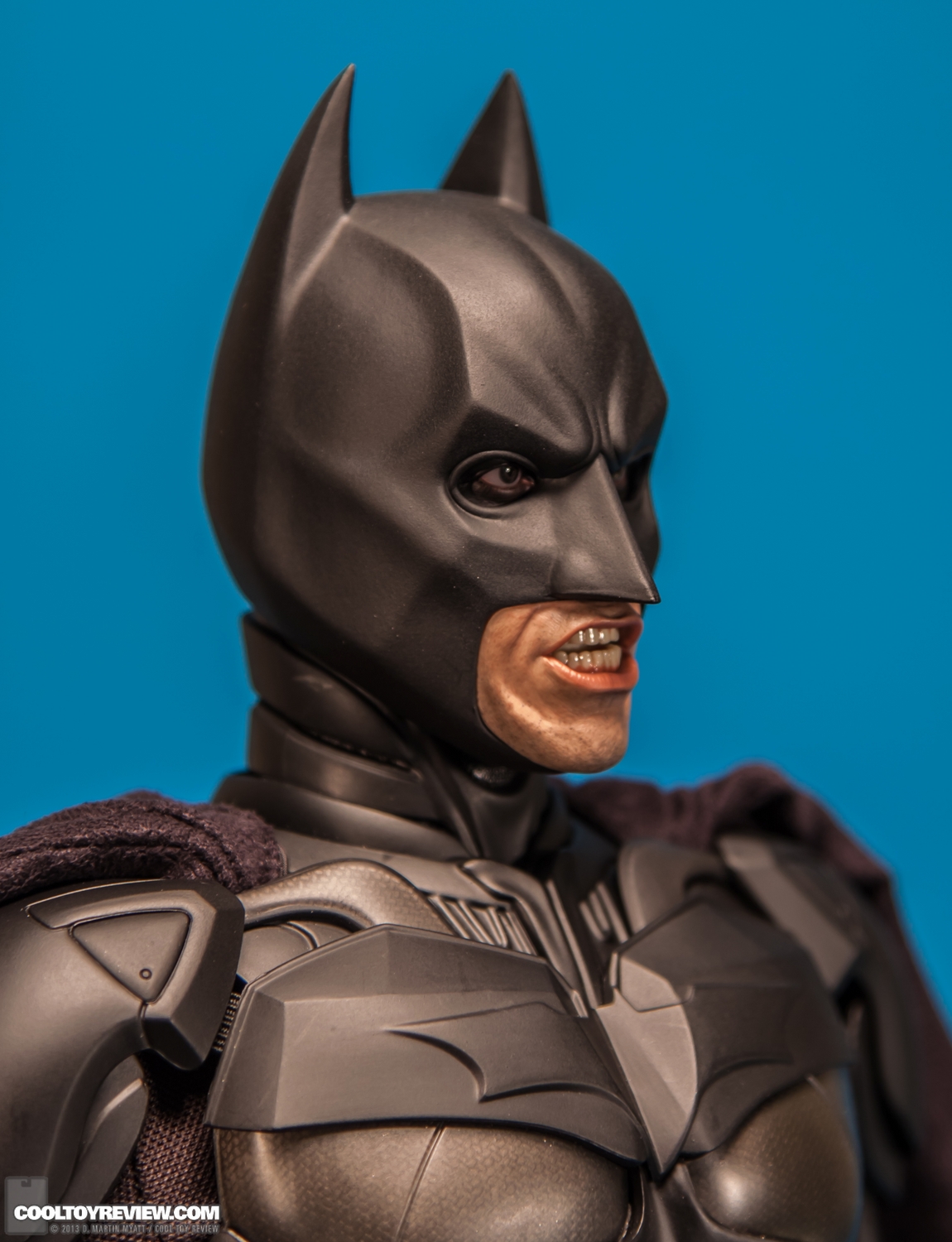 Batman-QS001-Quarter-Scale-Figure-Hot-Toys-010.jpg