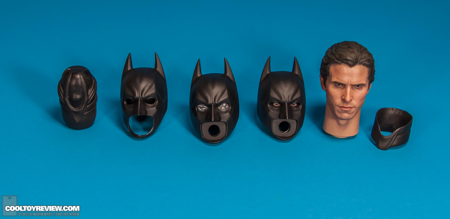 Batman-QS001-Quarter-Scale-Figure-Hot-Toys-022.jpg